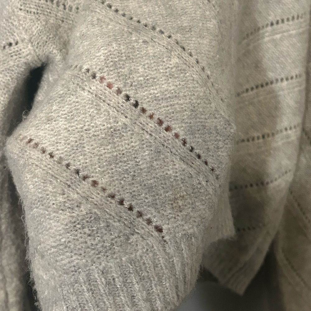 NWOT FOREVER 21 Light Gray V-Neck Sweater - Picture 5 of 7